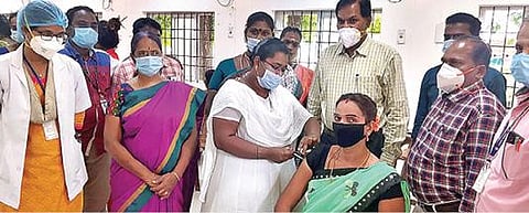 ராணிப்பேட்டை மாவட்டத்தில் மூன்றாம் பாலினத்தவர்களுக்கான கரோனா தடுப்பூசி முகாமை நேற்று தொடங்கி வைத்து பார்வையிட்ட ஆட்சியர் கிளாட்ஸ்டன் புஷ்பராஜ்.