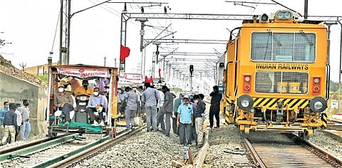 தூத்துக்குடி மீளவிட்டானில் இருந்து தட்டப்பாறை வரை  அமைக்கப்பட்டுள்ள புதிய  2-வது இருப்பு பாதையில் ரயில்வே பாதுகாப்பு ஆணையர் அபய்குமார் ராய் ஆய்வு செய்தார். 					படம் : என்.ராஜேஷ்.