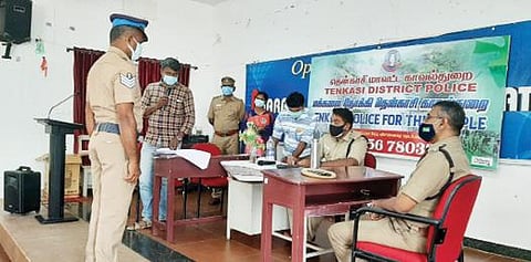 தென்காசி எஸ்பி கிருஷ்ணராஜ் முன்னிலையில் காவல்துறையினர் இடமாறுதலுக்கான கவுன்சலிங் நடைபெற்றது.