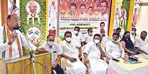 ஈரோடு தெற்கு மாவட்ட காங்கிரஸ் கமிட்டி சார்பில் நடைபெற்ற கூட்டத்தில்  மாநில துணைத்தலைவர் இதயத்துல்லா பேசினார். அருகில்  மாநில செயலாளர் பிரியா,  மாவட்ட தலைவர் மக்கள் ஜி.ராஜன்.