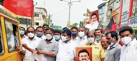 விழுப்புரம் நகரில்அரசின் 100 நாள் சாதனை குறித்து துண்டு பிரசுரங்களை வழங்கும் திமுகவினர்.