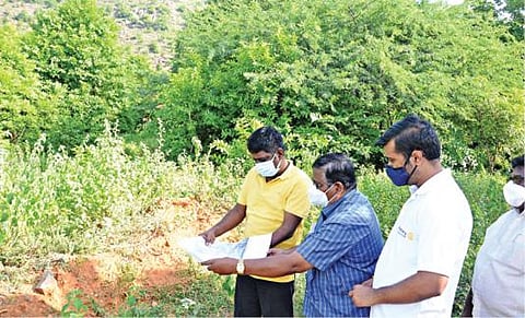 சேலம் திருமலைநகர் பெருமாள்மலை அடிவாரத்தில் நுண்ணுயிர் இயற்கை உரம் தயாரிக்கும் மையம் அமைப்பதற்கான இடத்தை  மாநகராட்சி ஆணையர் கிறிஸ்துராஜ் ஆய்வு செய்தார். உடன் மாநகர நல அலுவலர் பார்த்திபன்.