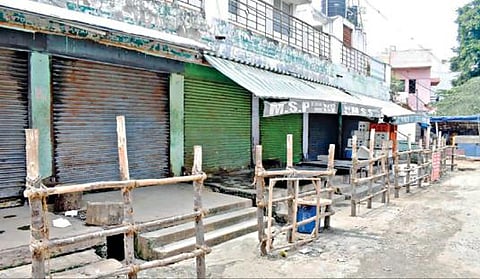 கரோனா பரவல் தடுப்பு நடவடிக்கையாக ஈரோடு நகரில் உள்ள கடைகள் அனைத்தும் முழுமையாக அடைக்கப்பட்டன.