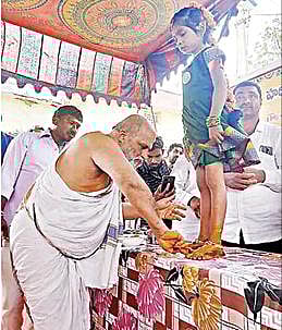 பெத்த மைலாபுரம் கிராமத்தில் சிறுமிக்கு அர்ச்சகர் ரங்கராஜன் கன்யா வந்தனம் செய்தார்.