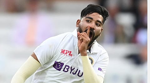 இந்திய அணியின் வேகப்பந்துவீச்சாளர் முகமது சிராஜின் வித்தியாசமான கொண்டாட்டம் | படம் உதவி ட்விட்டர்