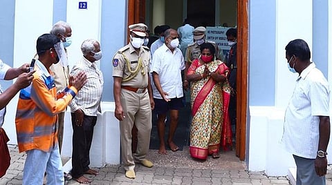 புதுச்சேரியில் பள்ளிகள் திறப்பது எப்போது? - ஆளுநர் தமிழிசை பதில்