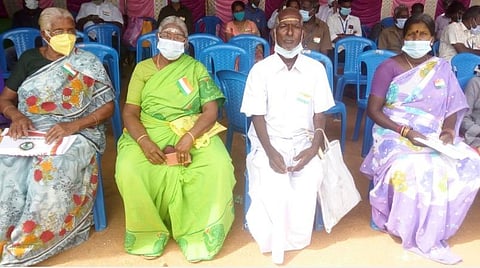 ஆட்சியரின் வருகைக்காக 2 மணி நேரம் காத்திருந்த தியாரிகள் மற்றும் அவர்களது குடும்பத்தினர்.