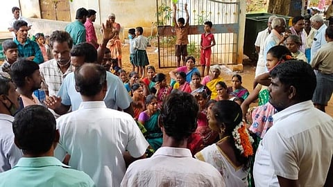 ஊராட்சி மன்ற அலுவலகம் வந்த ஊராட்சி மன்றத் தலைவரை முற்றுகையிட்டு வாக்கு வாதத்தில் ஈடுபடும் கிராம மக்கள்