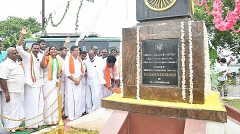 வேலூரில் உள்ள சிப்பாய் புரட்சி நினைவு தூணுக்கு பாஜக சார்பில் அக்கட்சியின் மாநிலத் தலைவர் அண்ணாமலை மலர் வளையம் வைத்து இன்று மரியாதை செலுத்தினார்.