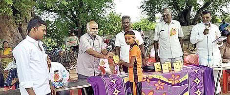 சுதந்திர தினத்தையொட்டி, அணைக்கட்டு ஊராட்சி ஒன்றிய அலுவலகத்தில் சட்டப் பேரவை உறுப்பினர் ஏ.பி.நந்தகுமார் நேற்று தேசிய கொடியை ஏற்றி வைத்து மரியாதை செலுத்தினார்.
