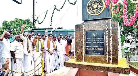 வேலூர் சிப்பாய் புரட்சி நினைவு தூணுக்கு மலர் வளையம் வைத்து பாஜக மாநில தலைவர் அண்ணாமலை நேற்று மரியாதை செலுத்தினார்.