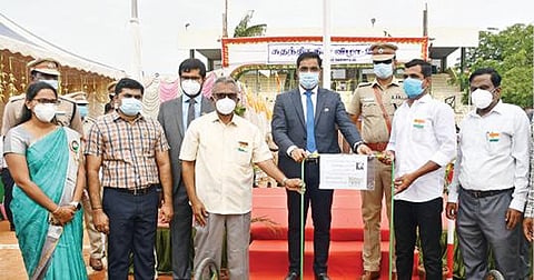 தூத்துக்குடியில் நடைபெற்ற சுதந்திர தின விழாவில் பயனாளிகளுக்கு நலத்திட்ட உதவிகளை ஆட்சியர் கி.செந்தில் ராஜ் வழங்கினார். உடன் காவல் கண்காணிப்பாளர் ஜெயக்குமார்.  படம்: என்.ராஜேஷ்