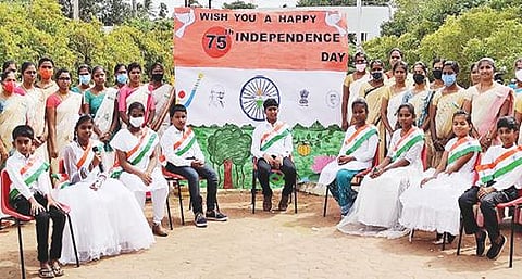 அடைக்கலப்பட்டணம் எஸ்எம்ஏ பள்ளியில் சுதந்திர தின விழா நடைபெற்றது.