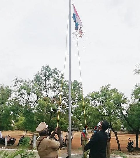 திருநெல்வேலி நீதிமன்றத்தில் மாவட்ட முதன்மை நீதிபதி நசீர் அகமது தேசியக்கொடியை ஏற்றி வைத்து மரியாதை செலுத்தினார்.