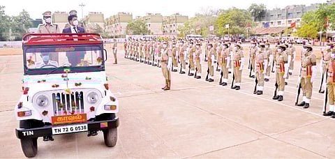 பாளையங்கோட்டை ஆயுதப்படை மைதானத்தில் நடைபெற்ற சுதந்திர தின விழாவில் ஆட்சியர் விஷ்ணு திறந்த ஜீப்பில் சென்று காவல்துறையினரின் அணிவகுப்பு மரியாதையை பார்வையிட்டார். அருகில் எஸ்.பி. மணிவண்ணன். படம்: மு.லெட்சுமி அருண்