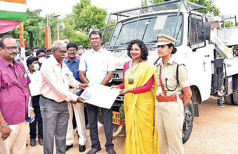 சுதந்திர தினத்தை முன்னிட்டு பெரம்பலுர் எம்.ஜி.ஆர் விளையாட்டு மைதானத்தில் நேற்று நடைபெற்ற விழாவில் ஆட்சியர் ப. வெங்கட பிரியா தேசியக் கொடியை ஏற்றி வைத்து மரியாதை செலுத்துகிறார்.
