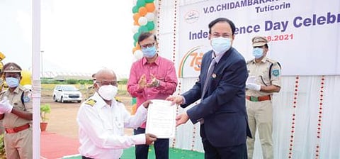 தூத்துக்குடி வஉசி துறைமுகத்தில் நடைபெற்ற சுதந்திர தின விழாவில், சிறப்பாக பணியாற்றிய அலுவலர்களுக்கு துறைமுக பொறுப்பு கழகத் தலைவர் தா.கி.ராமச்சந்திரன் பாராட்டு சான்றிதழ் வழங்கினார்.