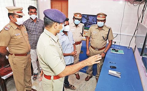 கிருஷ்ணகிரி ரவுண்டானா பகுதியில் அமைக்கப்பட்டுள்ள  கண்காணிப்பு அறையை எஸ்பி சாய் சரண் தேஜஸ்வி திறந்துவைத்து பார்வையிட்டார். அருகில் ஏடிஎஸ்பி ராஜூ, டிஎஸ்பி சரவணன் உள்ளிட்டோர்.