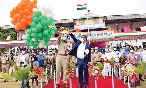 கிருஷ்ணகிரி மாவட்ட விளையாட்டு அரங்கில் நடந்த சுதந்திர தினவிழாவில், தேசியக் கொடியை ஏற்றி வைத்த ஆட்சியர் ஜெயசந்திர பானுரெட்டி மற்றும் எஸ்பி சாய் சரண் தேஜஸ்வி ஆகியோர் மூவண்ண பலூன்களை வானில் பறக்கவிட்டனர். அடுத்த படம் : தருமபுரி மாவட்ட விளையாட்டு அரங்கில் நடந்த சுதந்திர தின விழாவில், பயனாளிகளுக்கு நலத்திட்ட உதவிகளை ஆட்சியர் திவ்யதர்சினி வழங்கினார்.