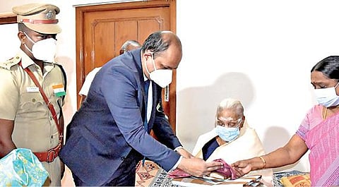 நாமக்கல் மாவட்ட விளையாட்டு மைதானத்தில் நடைபெற்ற சுதந்திர தின விழாவில் முன்களப் பணியாளர்களுக்கு மாவட்ட ஆட்சியர் ஸ்ரேயா சிங் பாராட்டுச் சான்றிதழ் வழங்கினார். அருகில் மாவட்ட காவல் கண்காணிப்பாளர் சரோஜ்குமார் தாகூர், டிஆர்ஓ துர்காமூர்த்தி. அடுத்தபடம்: ஈரோட்டில் வசிக்கும் சுதந்திரப் போராட்ட தியாகிகளின் வாரிசுதாரர் திருமாத்தாள் இல்லத்திற்கு நேரில் சென்று மாவட்ட ஆட்சியர் எச்.கிருஷ்ணன் உண்ணி மரியாதை செலுத்தினார்.