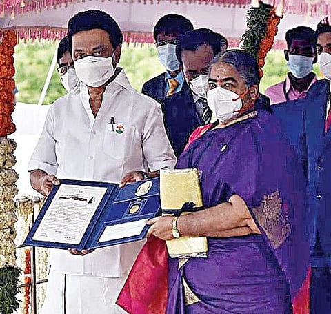 சென்னையில் நடைபெற்ற சுதந்திர தின விழாவில், சிறந்த சமூக சேவைக்கான அவ்வையார் விருதை சக்தி மசாலா இயக்குநர் சாந்தி துரைசாமிக்கு முதல்வர் ஸ்டாலின் வழங்கினார்.