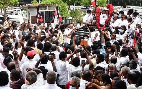 விமானநிலையத்தில் வரவேற்பு அளிக்கப்பட்ட விவகாரம்: எஸ்.பி.வேலுமணி உட்பட 50 பேர் மீது வழக்கு