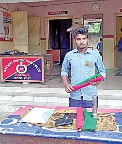 ஈரோடு ரயில் நிலையத்தில் கைதான மேற்கு வங்கத்தைச் சேர்ந்த இளைஞர் எஸ்ராபில் ஷேக் மற்றும் அவரிடம் இருந்து பறிமுதல் செய்யப்பட்ட ரயில்வே துறையினர் பயன்படுத்தும் பச்சை, சிவப்பு வண்ணக் கொடிகள்.