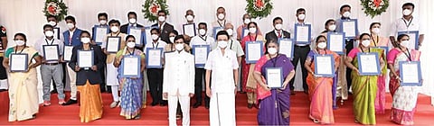 சென்னையில் நேற்று நடைபெற்ற சுதந்திர தின விழாவில், பல்வேறு விருது,  பாராட்டுச் சான்றிதழ்கள் பெற்றவர்கள் முதல்வர் மு.க.ஸ்டாலினுடன் குழு புகைப்படம் எடுத்துக் கொண்டனர். உடன், தலைமைச் செயலர் இறையன்பு.