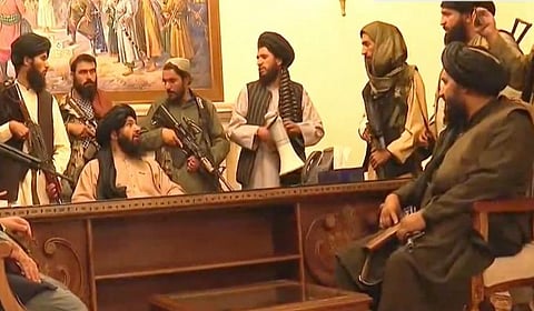 காபூலில் உள்ள அதிபர் மாளிகையைக் கைப்பற்றி அதில் அமர்ந்துள்ள தலிபான் தீவிரவாதிகள் | படம் உதவி ட்விட்டர்
