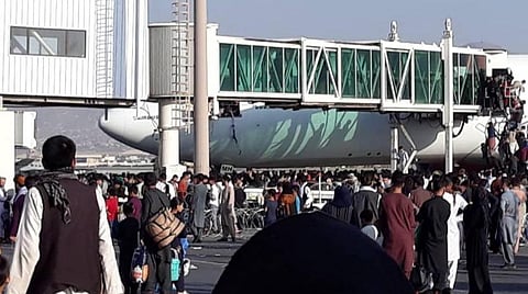 காபூல் விமான நிலையத்தில் மக்கள் திரண்டு நின்றிருந்த காட்சி | படம் உதவி: ட்விட்டர்.