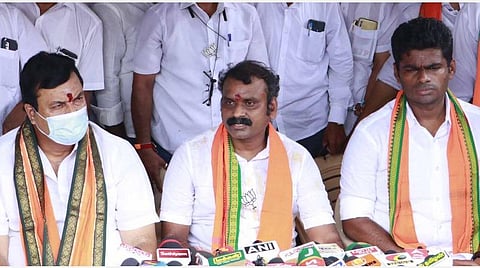 செய்தியாளர்களை இன்று சந்தித்த மத்திய இணையமைச்சர் எல்.முருகன்.