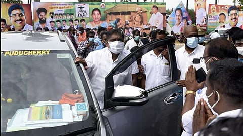 புதுச்சேரி கீழூர் வாக்கு எண்ணிக்கை நடந்த நினைவிடத்தில் நடைபெற்ற அரசு நிகழ்ச்சியில் கலந்து கொள்ளாமல் சென்ற உள்துறை அமைச்சர் நமச்சிவாயம். 

|
 படம்.எம்.சாம்ராஜ்