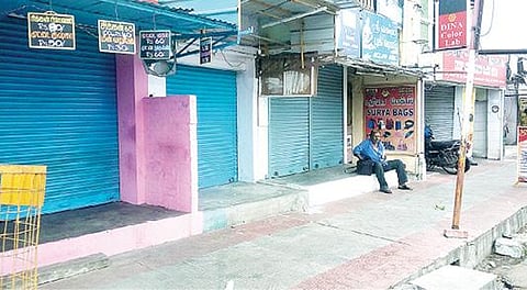 திருவண்ணாமலையில் உள்ள போளூர் சாலையில் புதிய கட்டுப்பாடுகள் காரணமாக மாலை 5 மணிக்கு பிறகு மூடப்பட்டுள்ள கடைகள். படம்: இரா.தினேஷ்குமார்.