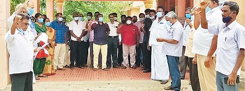 வேலூர் மாவட்ட ஆட்சியர் அலுவலக வளாகத்தில் கோரிக்கையை வலியுறுத்தி நேற்று ஆர்ப்பாட்டத்தில் ஈடுபட்ட தமிழ்நாடு அரசு ஊழியர் சங்கத்தினர். அடுத்த படம்:  திருவண்ணாமலை மாவட்டம் தண்டராம்பட்டு ஊராட்சி ஒன்றிய அலுவலகத்தில் ஆர்ப்பாட்டத்தில் ஈடுபட்ட அரசு ஊழியர்கள்.