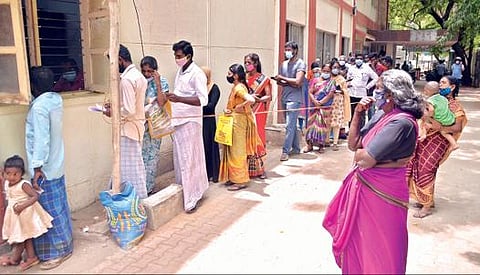 பாளையங்கோட்டை தாலுகா அலுவலகத்தில் புதிய ரேஷன் அட்டை பெறுவதற்கு வரிசையில் காத்திருந்தவர்கள்.                                 படம்: மு.லெட்சுமி அருண்.