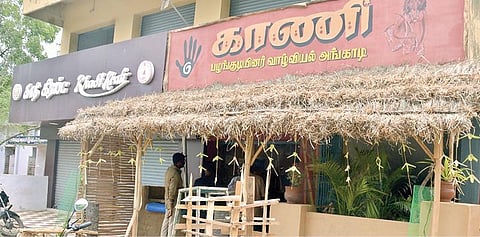 பாளையங்கோட்டை  அண்ணா விளையாட்டு அரங்கம் அருகில்  காணி பழங்குடியினர் வாழ்வியல் அங்காடி திறக்கப்பட்டுள்ளது. மேற்கு தொடர்ச்சி மலைப் பகுதியில் காணி மக்களால் விளைவிக்கப்படும் 40 வகையான உணவு பொருட்கள் அரசின் அங்காடி சான்றிதழ்கள் பெற்று இங்கு விற்பனை செய்யப்படுகிறது. 			 படம்: மு.லெட்சுமி அருண்.