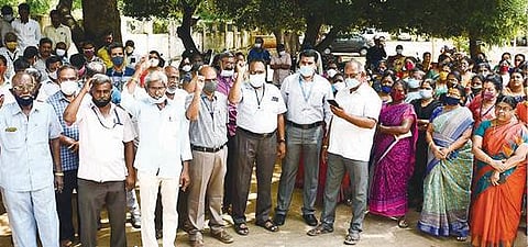 திருச்சி மன்னார்புரத்தில் உள்ள மின்வாரிய மேற்பார்வைப் பொறியாளர் அலுவலக வளாகத்தில் நேற்று ஆர்ப்பாட்டத்தில் ஈடுபட்ட மின்வாரிய அனைத்துத் தொழிற்சங்கத்தினர்.படம்: ஜி.ஞானவேல்முருகன்