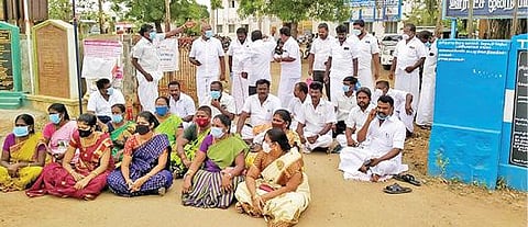 காளையார்கோவில் ஒன்றிய அலுவலகம் முன் தர்ணாவில் ஈடுபட்ட ஊராட்சி தலைவர்கள்.