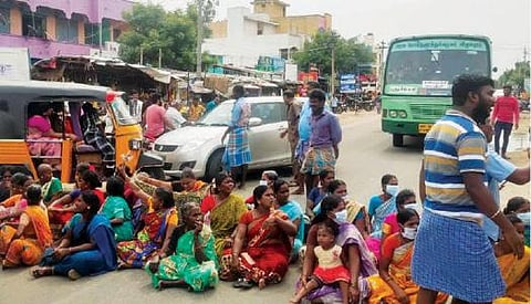 மரங்களை வெட்ட எதிர்ப்பு தெரிவித்து செஞ்சி அருகே ஆலம்பூண்டி - நடுப்பட்டு சாலையில் மறியலில் ஈடுபட்ட கிராம மக்கள் .