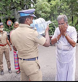 திருவள்ளூர் மாவட்ட ஆட்சியர் அலுவலகத்தில், தீக்குளிக்க முயன்றவர் மீது தண்ணீர் ஊற்றி, அவரது முயற்சியை போலீஸார் தடுத்தனர்.