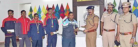 அரியானாவில் நடைபெற்ற அகில இந்திய காவல் துறை மல்யுத்த குழுப் போட்டிகளில் வென்ற போலீஸாருக்குப் பரிசு வழங்கிய ஆயுதப்படை ஏடிஜிபி ஜெயந்த்முரளி. உடன்,  டிஐஜி எழிலரசன் உள்ளிட்டோர். படம். ம.பிரபு