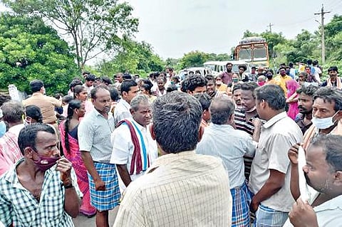 தனியார் நிலம் வழியாக இறந்தவரின் உடல் கொண்டு செல்ல எதிர்ப்பு தெரிவித்ததைக் கண்டித்து பழையபாளையம் - அலங்காநத்தம் சாலையில் கிராம மக்கள் சாலை மறியலில் ஈடுபட்டனர்.