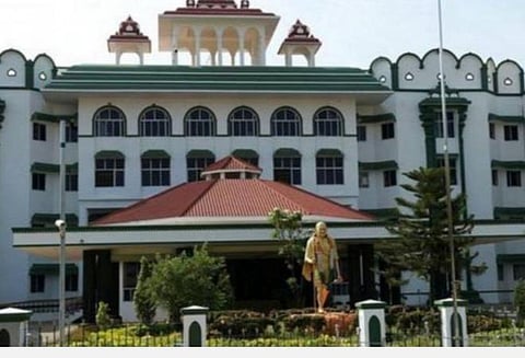 தமிழகத்தில் போதுமான இலவசக் கழிப்பறைகளை ஏற்படுத்த உயர் நீதிமன்றம் உத்தரவு