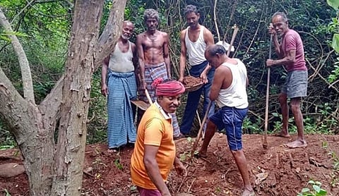 ஏலகிரி மலைப்பகுதியில் ஏரிக்கால்வாயை தூர்வாரும் பணியில் ஈடுபட்டுள்ள பொதுமக்கள்.