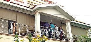 திமிரியில் உள்ள இரும்பு வியாபாரி தங்கராஜ் வீட்டில் சோதனையில் ஈடுபட்ட ஜி.எஸ்.டி அமலாக்கப் பிரிவு அதிகாரிகள் குழுவினர்.