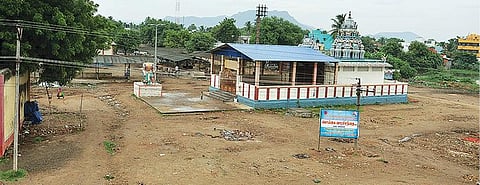 வேலூர் மாவட்ட நிர்வாகத்தின் தடை உத்தரவால் நேற்று வெறிச்சோடிய பொய்கை கால்நடை சந்தை.