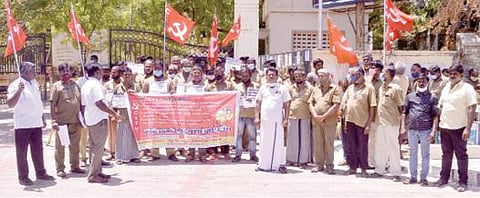 திருநெல்வேலியில் மாவட்ட ஆட்சியர் அலுவலகம் முன் ஆட்டோ தொழிலாளர்களின் ஆர்ப்பாட்டம் நடைபெற்றது. படம்: மு.லெட்சுமி அருண்.