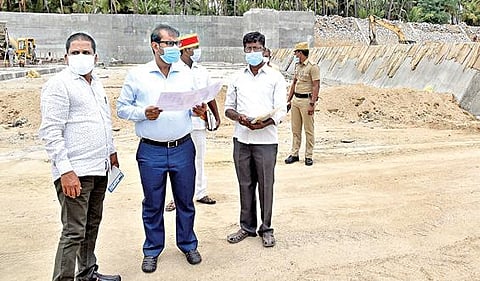 மருதேரியில், தென்பெண்ணை ஆற்றின் குறுக்கே ரூ.10 கோடியே 90 லட்சம் மதிப்பில் படுகை அணை கட்டுமானப் பணிகளை ஆட்சியர் ஜெயசந்திர பானு ரெட்டி ஆய்வு செய்தார்.