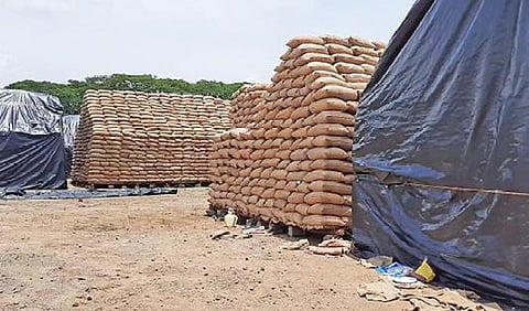 சேத்தியாத்தோப்பு எம்ஆர்கே கூட்டுறவு சர்க்கரை ஆலையில் தாழ்வான பகுதியில் உள்ள அரசின் திறந்தவெளி நெல் சேமிப்பு கிடங்கு.