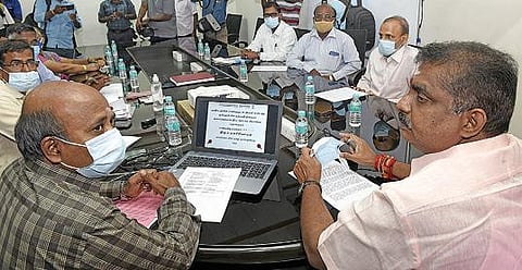 புதுச்சேரியில் சூரியஒளி மின்சக்தி திட்டம் தொடர்பாக அமைச்சர் நமச்சிவாயம் தலைமையில் கலந்தாய்வுக் கூட்டம் நடந்தது. படம்: எம்.சாம்ராஜ்